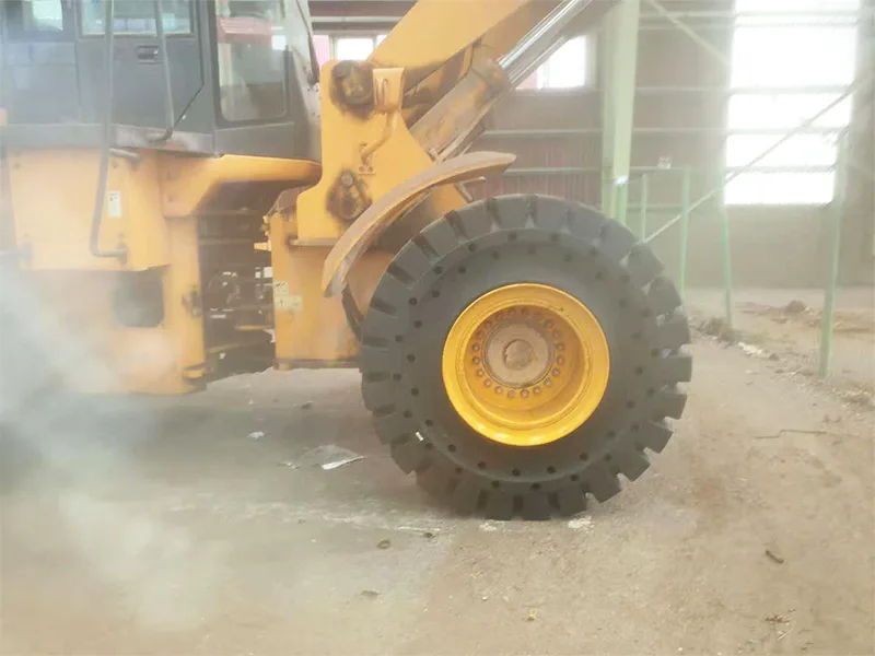 Sebuah Kilang Kaca di Brazil menggunakan 23.5-25 Tayar Pepejal Sebuah Kilang Kaca di Brazil menggunakan 23.5-25 Tayar Pepejal